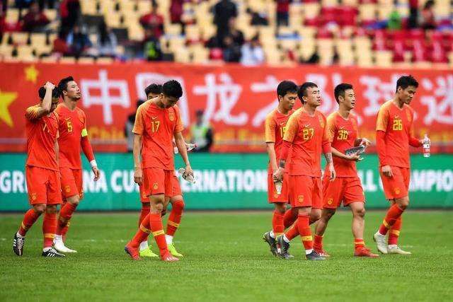 看什么？吴东海淡淡道：不是子洲他们回来了吗？还在门外站着干什么？还不让他们赶紧进来跟我详细说一说诛杀洪五的过程。